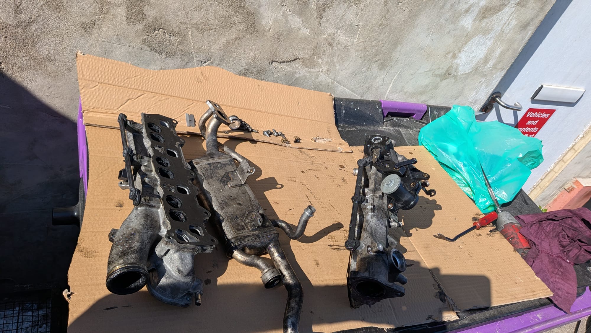 EGR and intake manifolds laid out